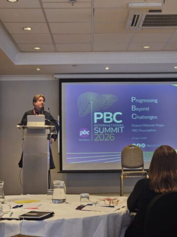 Na fotografiji se nalazi Robert Mitchell-Thain CEO od PBC Foundation koji otvara PBC Summit 2026.